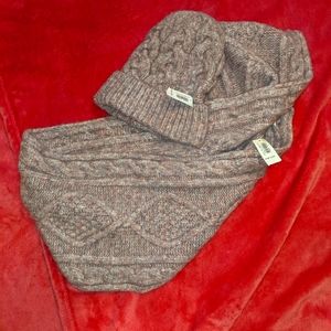 Old Navy Women's Infinity Scarf and Winter Beanie Bundle